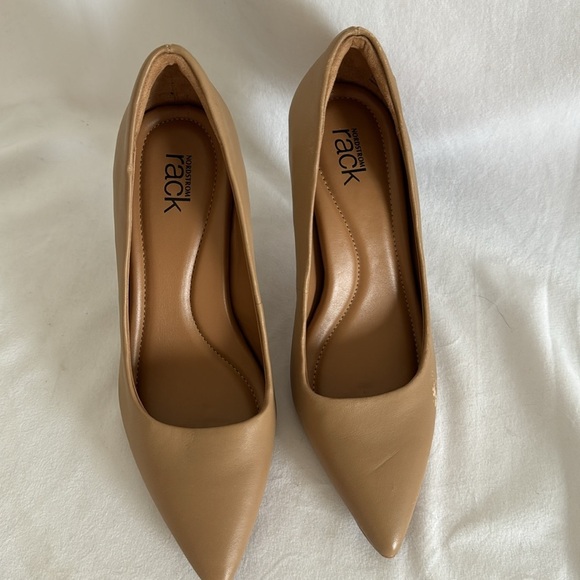 Nordstrom Rack Women's Beige Pointed Toe Pumps - Size 4.5 - Picture 2 of 6